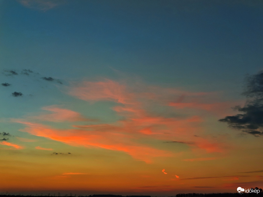 Színes fátyol zárja a napot