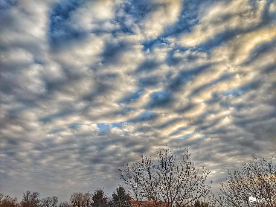 Erősen felhős égbolt