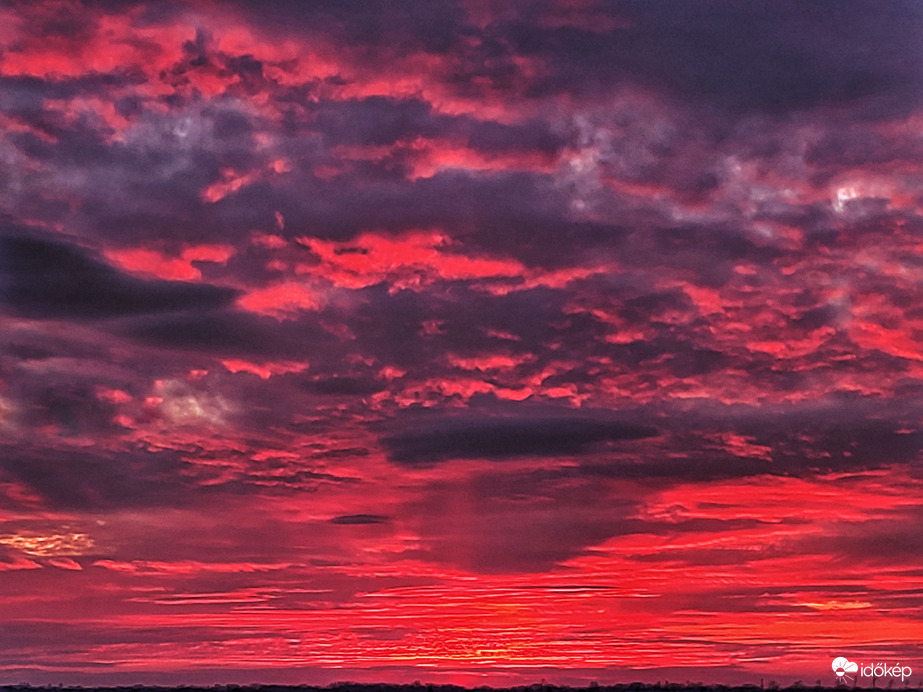 Halvány naposzlop az alkonyban