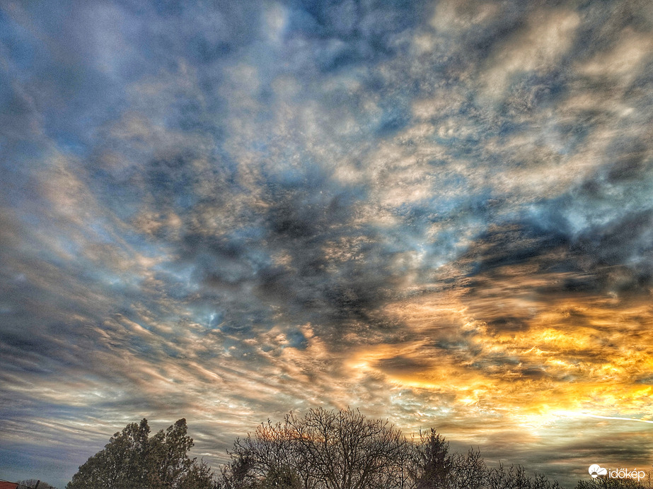 Napkelte színfelhozatala