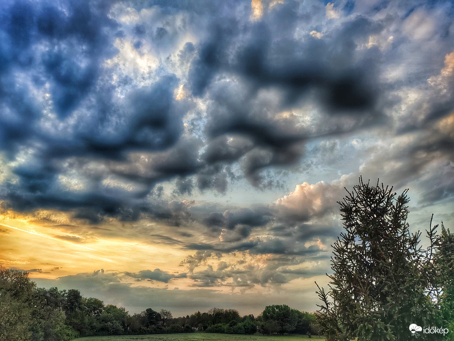 Bástya és gomolyfelhők