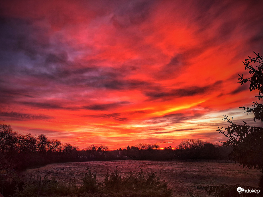 Tüzes napkelte fényében