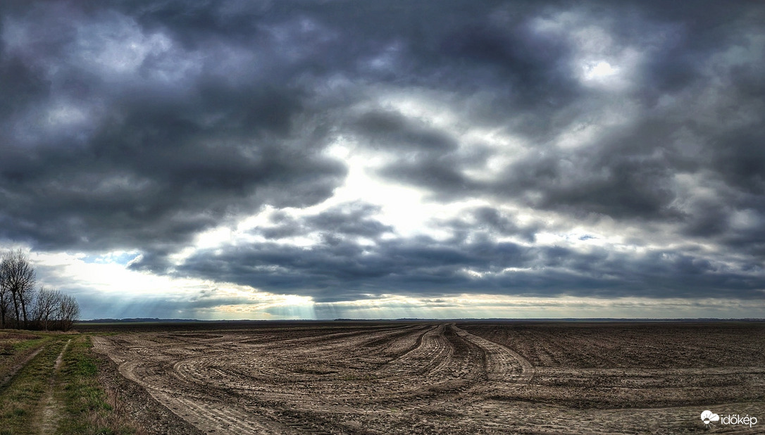 Szakadozó rétegfelhős panoráma