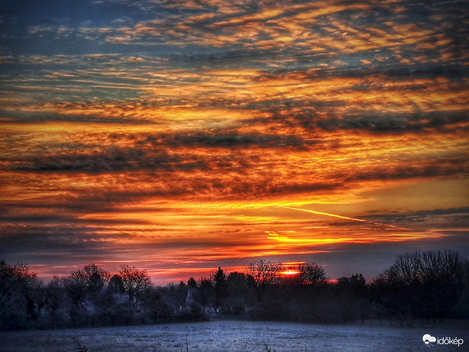 Fagyos napkelte meleg színekkel