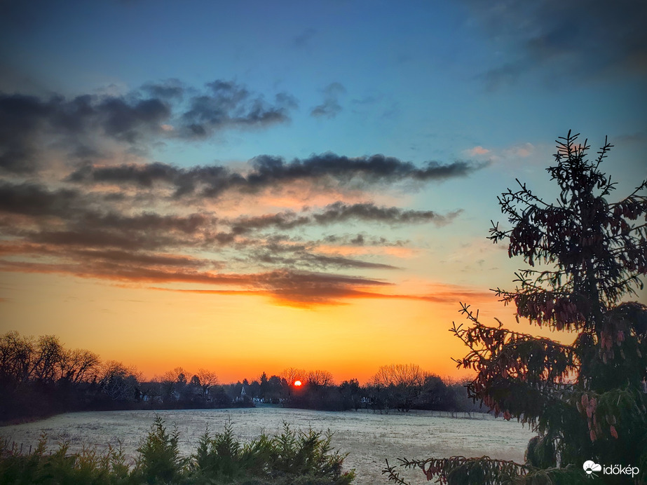 Fagyos napkelte hószállingózás után