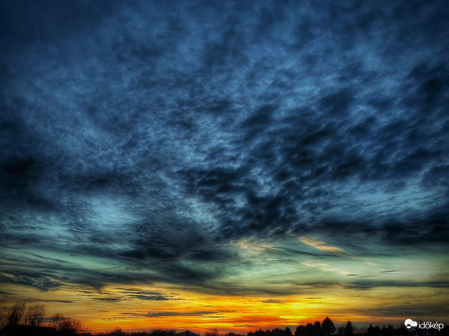Mai alkonyat domináns színei