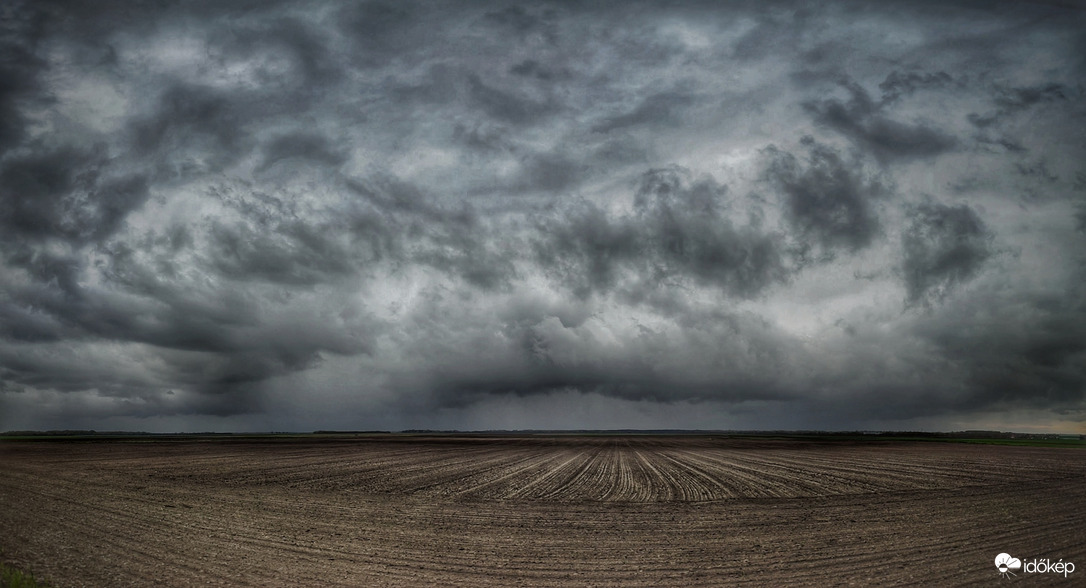 Így érkezett, mostanra már vonul