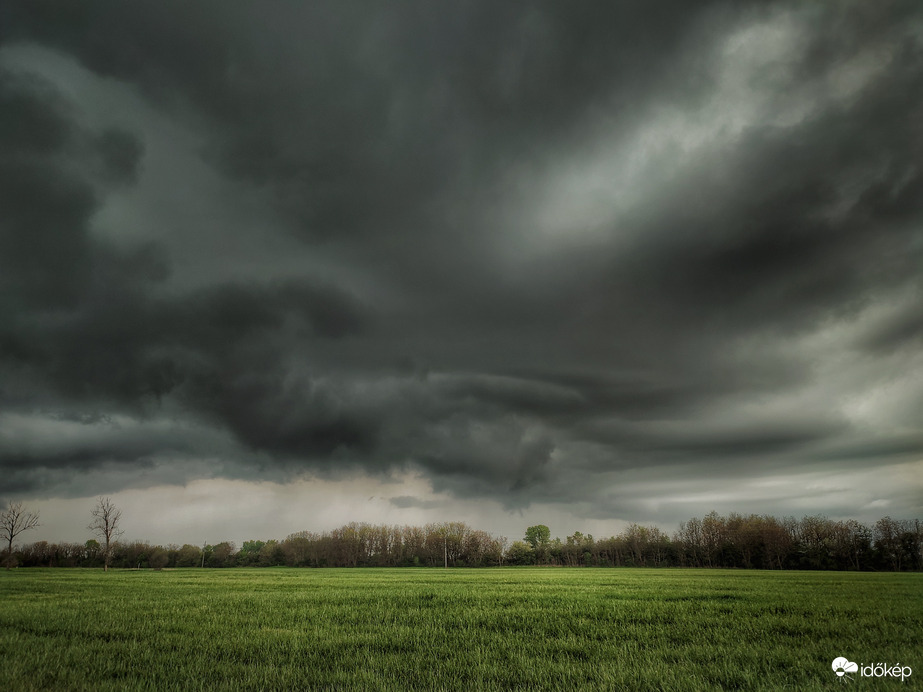 Fenyegető zápor húz el mellettünk