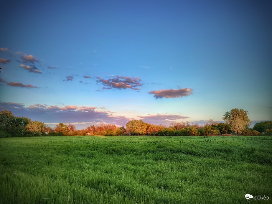 Lapos gomolyokkal búcsúzik a mai nap is