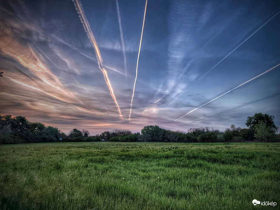 Párhuzamot nem tűrő egyenesek reggele