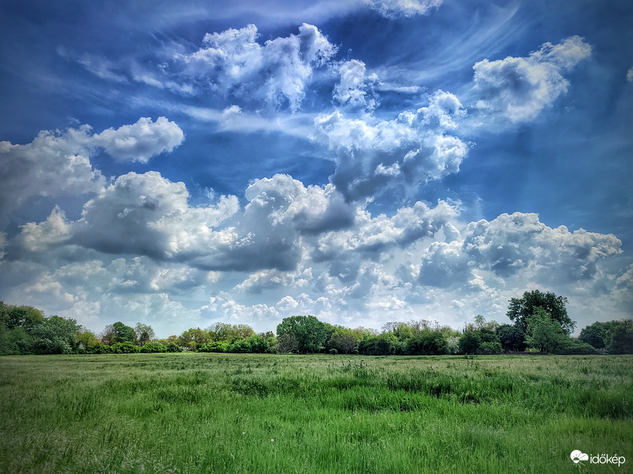 Lassacskán tornyosuló gomolyok a déli órákban