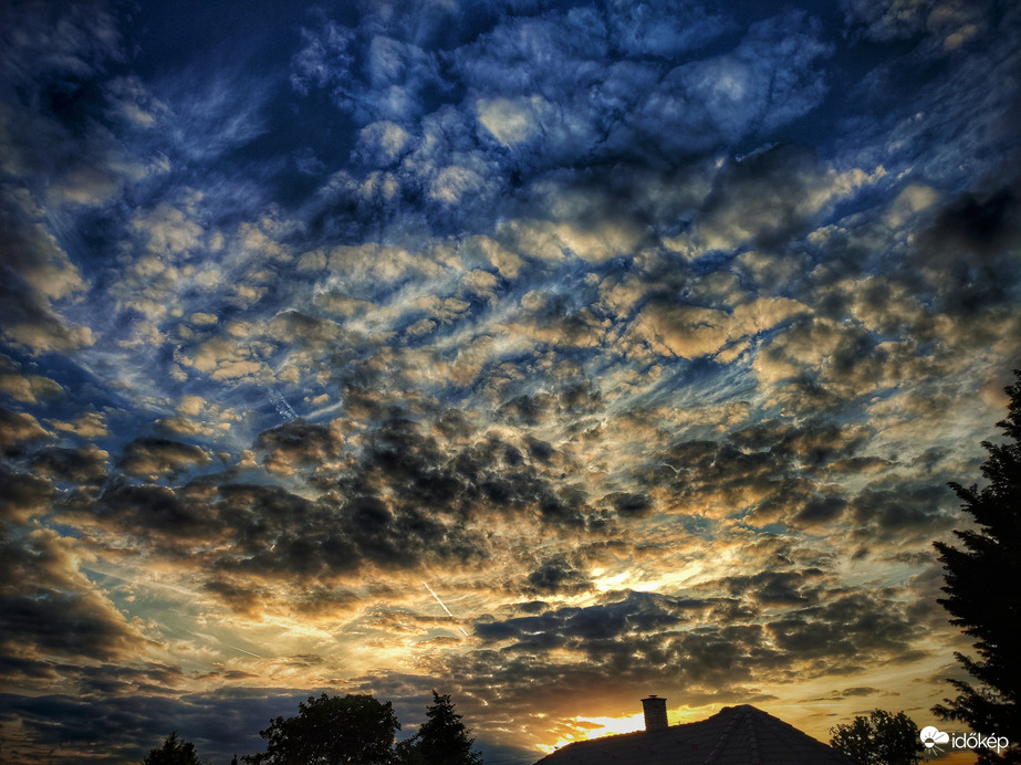Tarka égbolt a változást jelezve