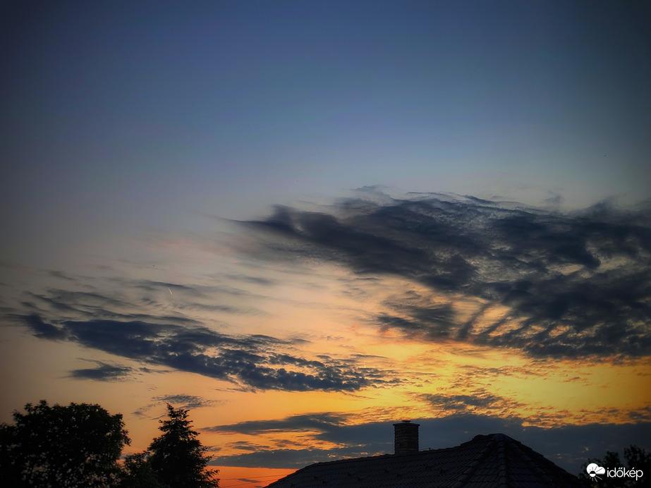 Meleg tavaszi nap búcsú felhővarázsa