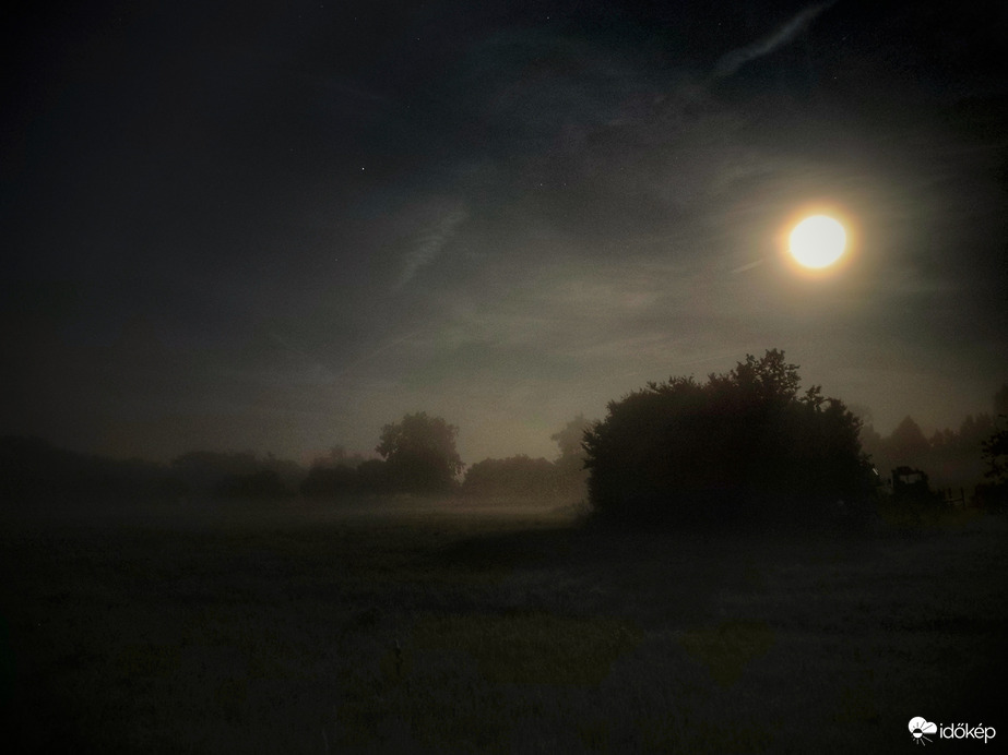 Július párás holdvilág