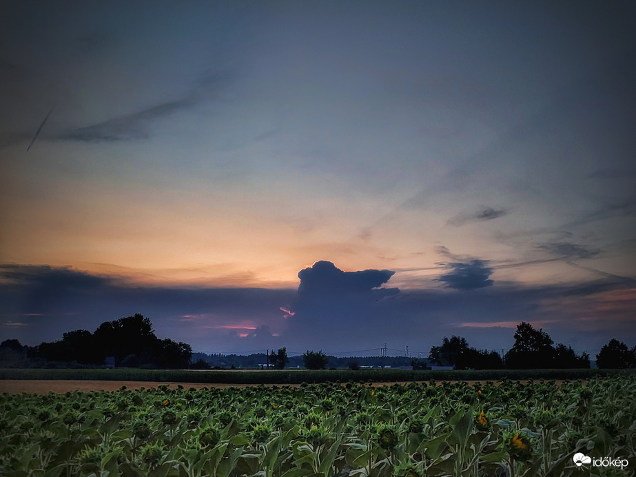 Alkonyati árnyékot vető zivatarfelhő