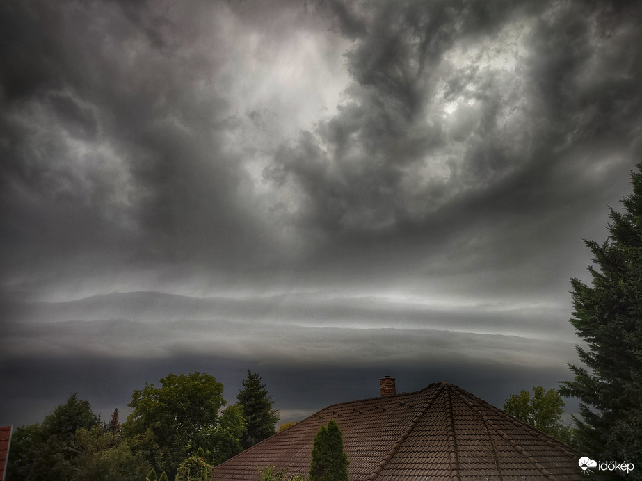 Itt a peremfelhős zivatar! :)