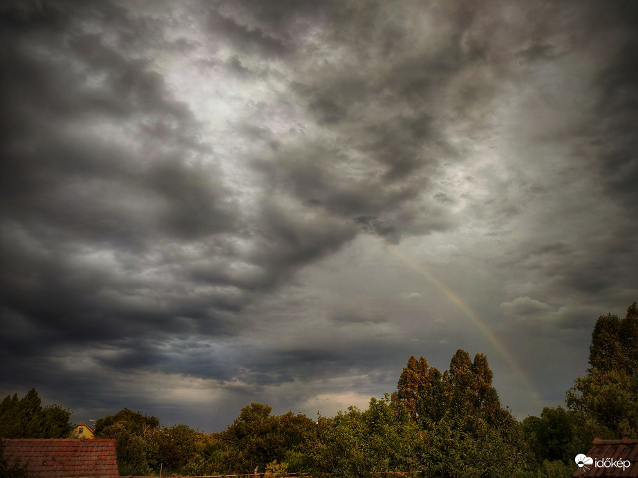 Gyenge záporeső halvány szivárvánnyal