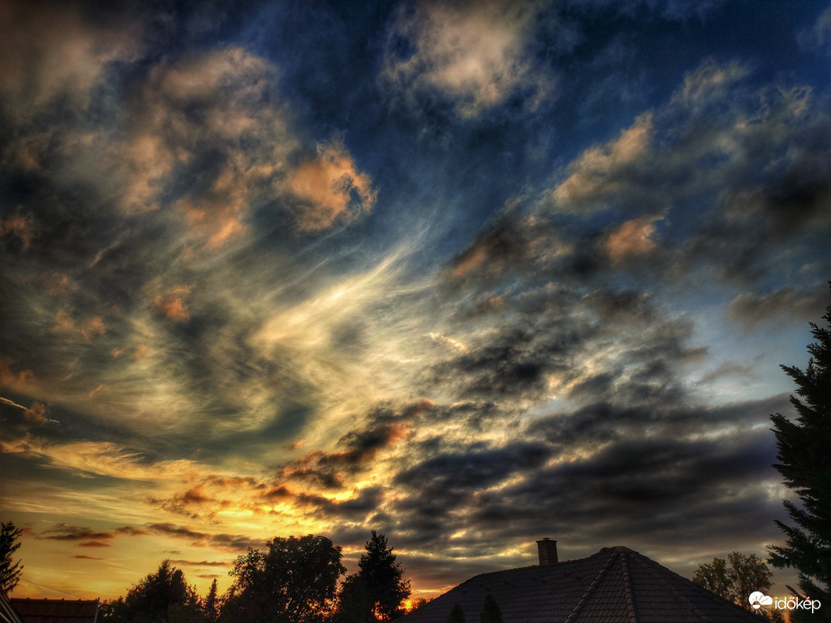 Őszre hajazó felhők keveredtek a naplementébe