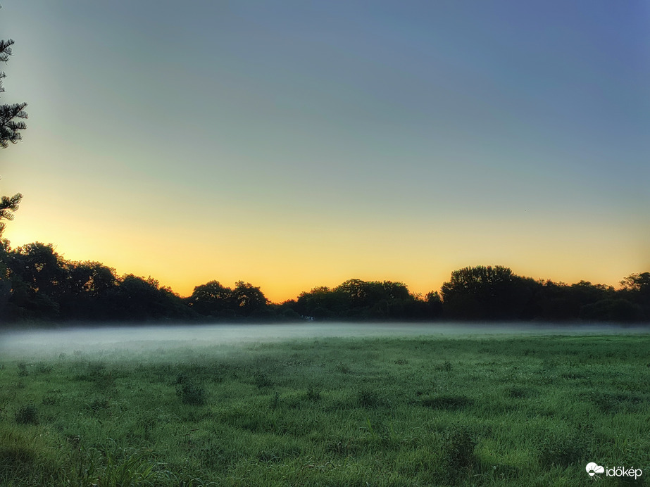 Sekély ködfátyol indítja a reggelt