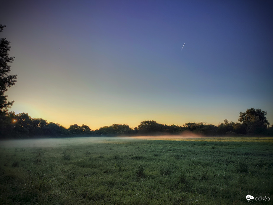 A felkelő nap fölkeltje álmából a ködöt