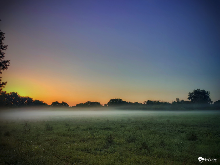 Álmos még a reggeli táj