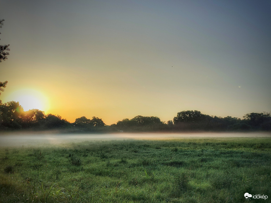 Feloszló sekély köd a napfelkelte után