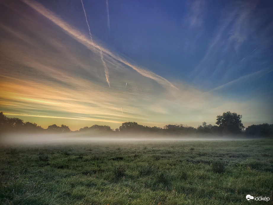 Napkelte előtti sekély ködpaplan