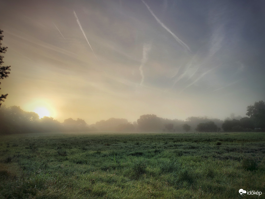 Az ősz misztikumával felkelő nap