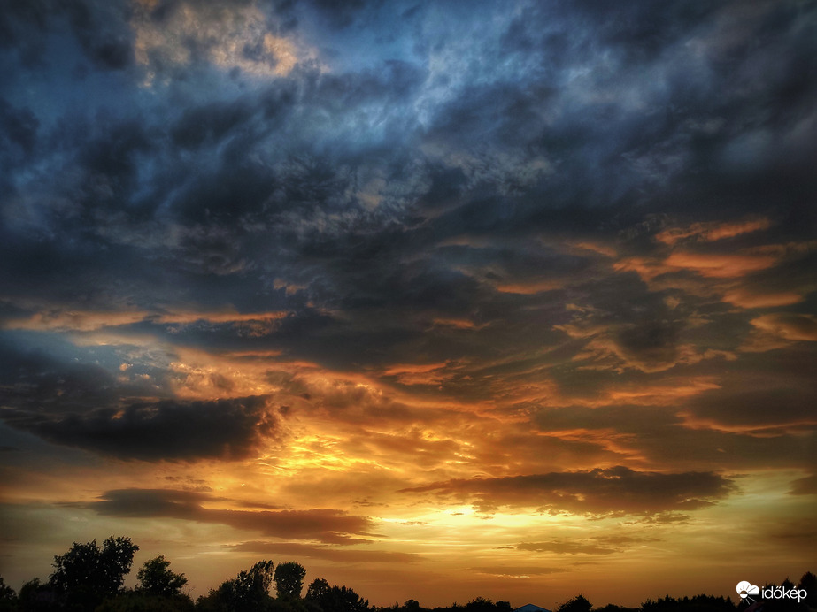 Meleg októberi nap tüzes alkonyati kapuja