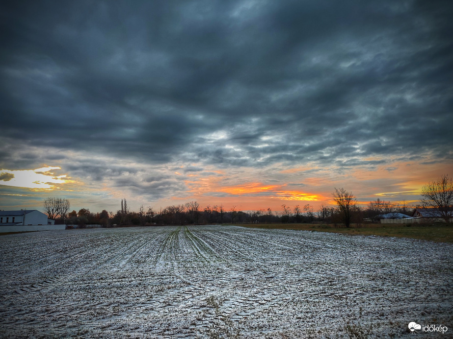 Hóleples szántó reggeli látványa