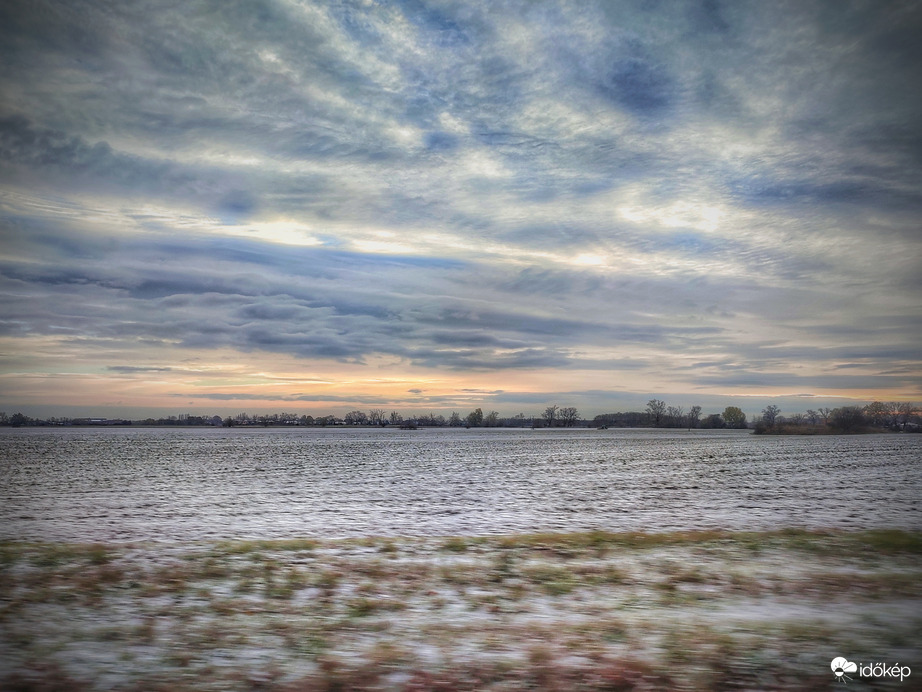 Suhanás a havas tájon