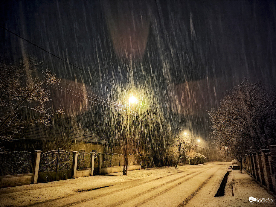 Éjjeli szakadó hóesés