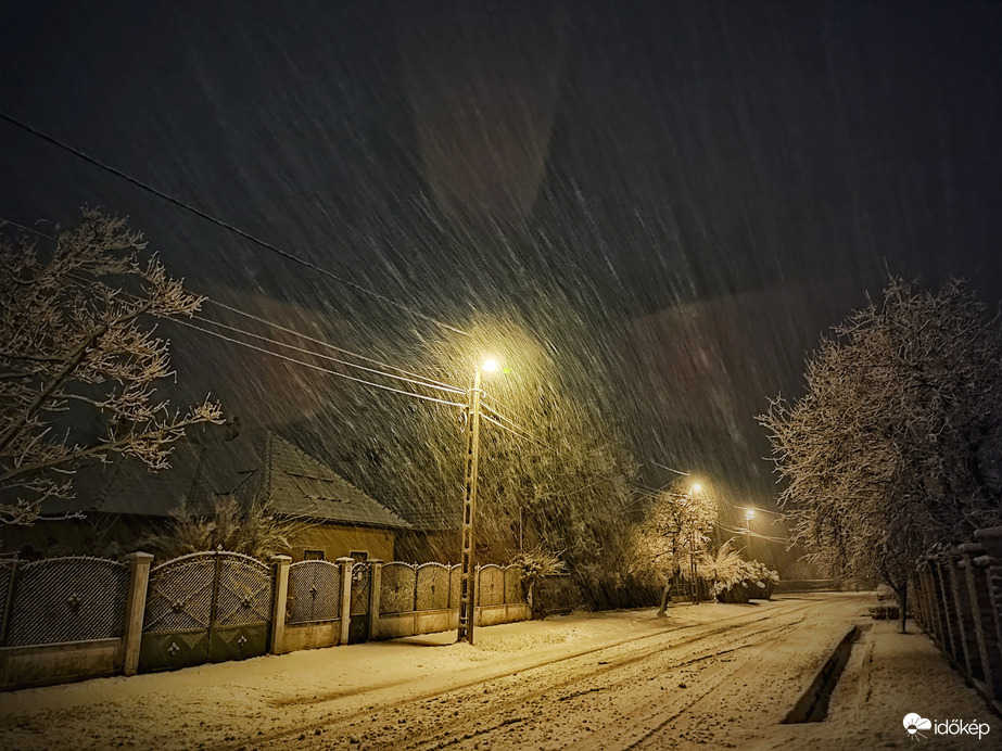 Két óra intenzív havazás eredményeként