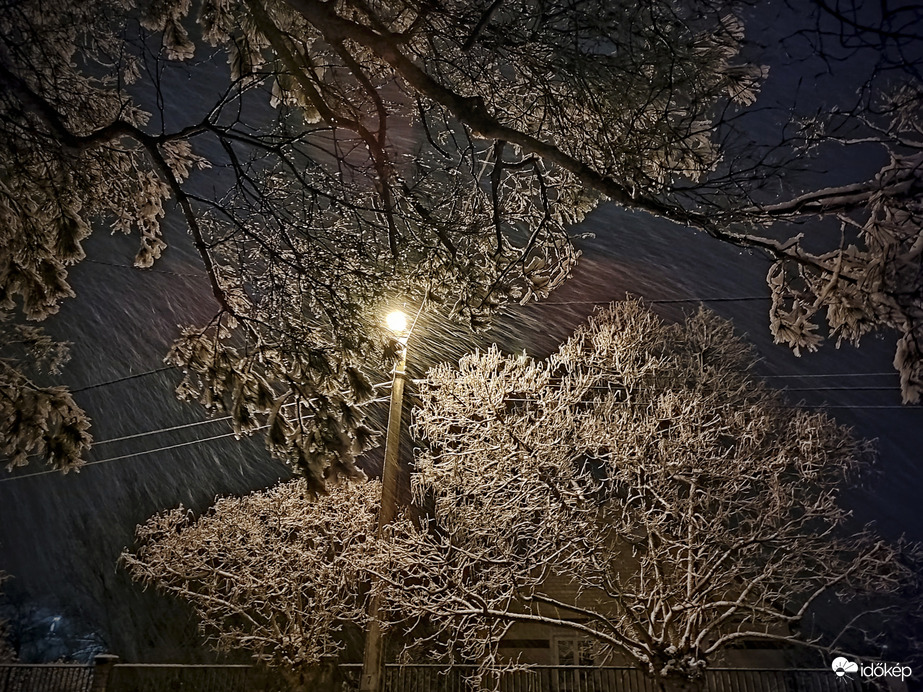 Hangulatos éjjeli szakadó hóesés