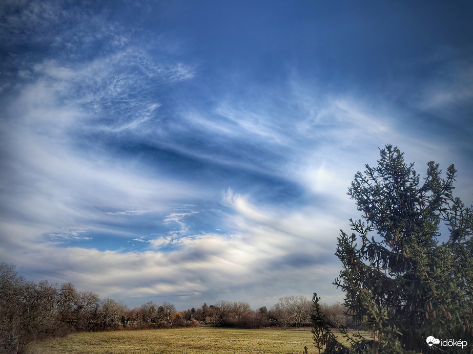 Mutatós délutáni felhőkép