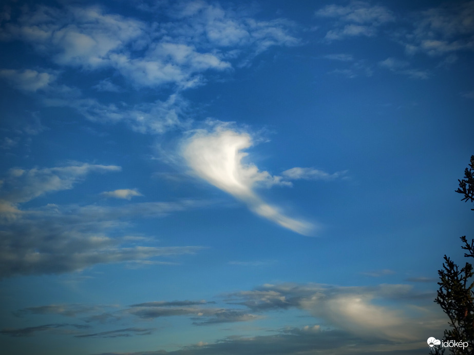 Kiszipolyozódó felhőcske