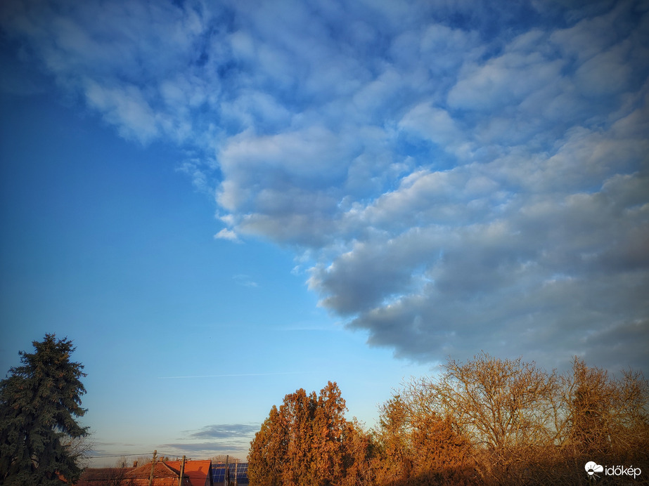 Naplementére lehúzódik a felhőlepel