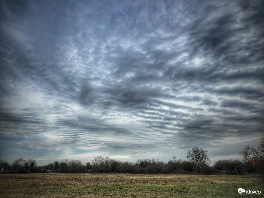 Hullámokkal tört ránk a ború