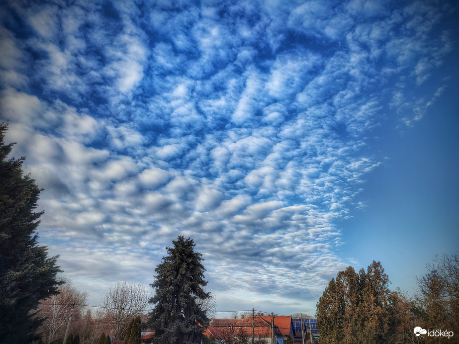 Felhődunyhás februári égbolt