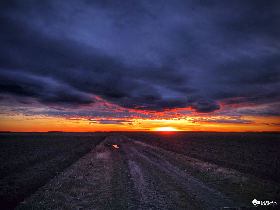 Naplemente pillanatában