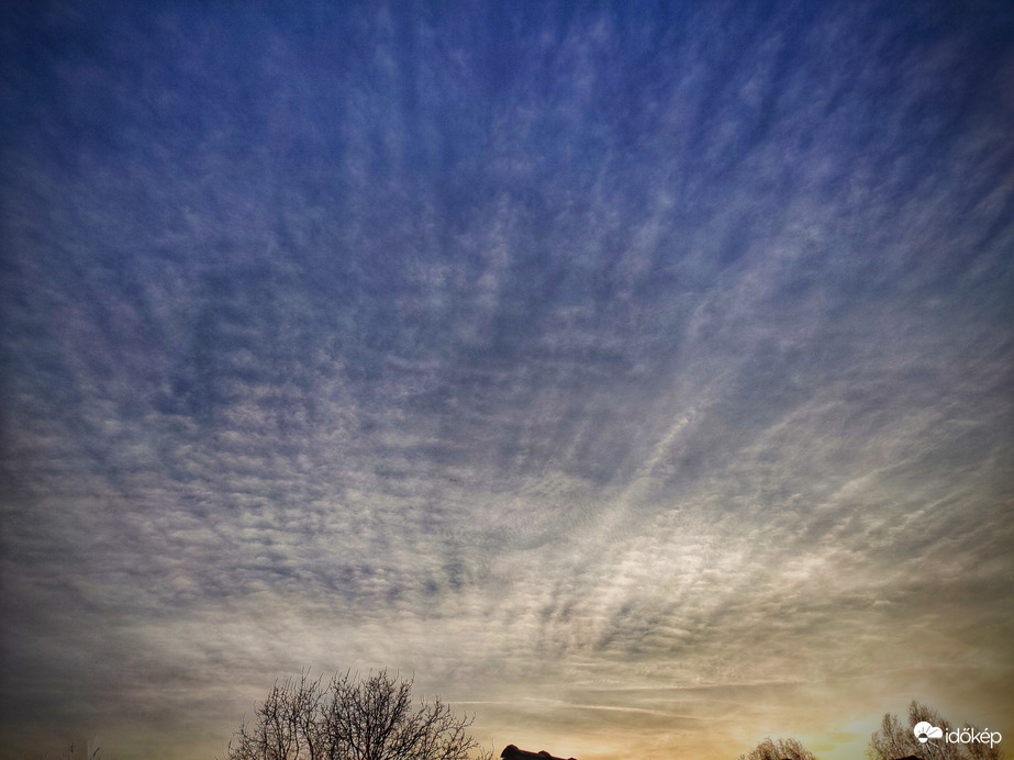 Egy kis felhővarázs naplemente előtt