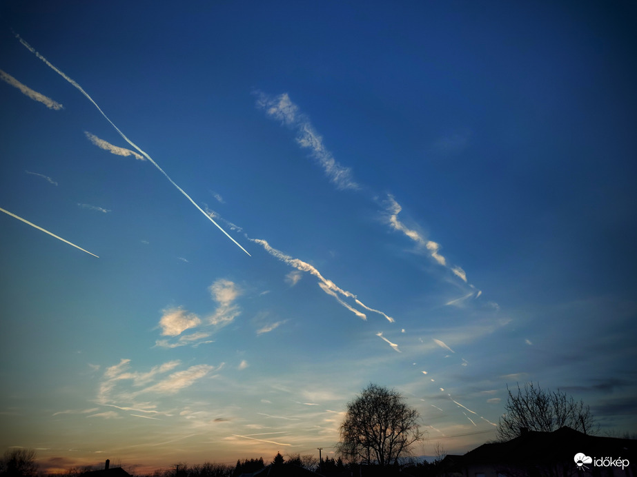 Titkos üzeneteket küldő esti járatok