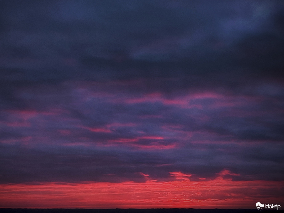 Rövid életű részben tüzes napbúcsú 