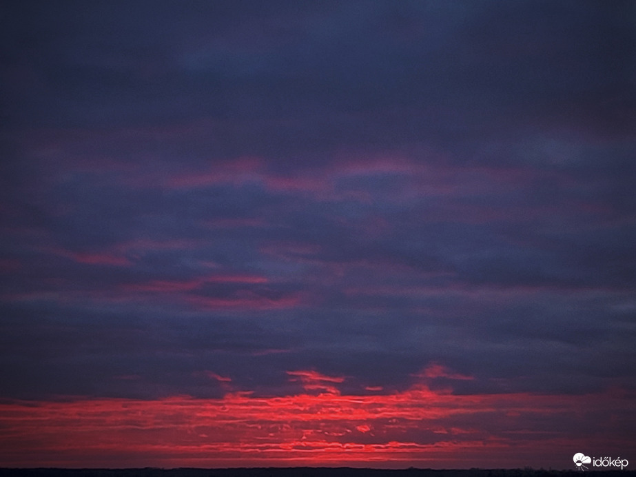 Tűzzel szegélyezett felhőhatár