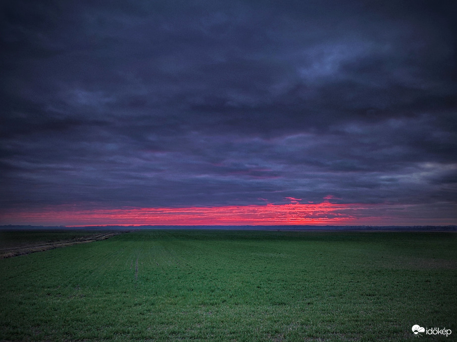 Alkonyati búcsú színek a zöldellő határról