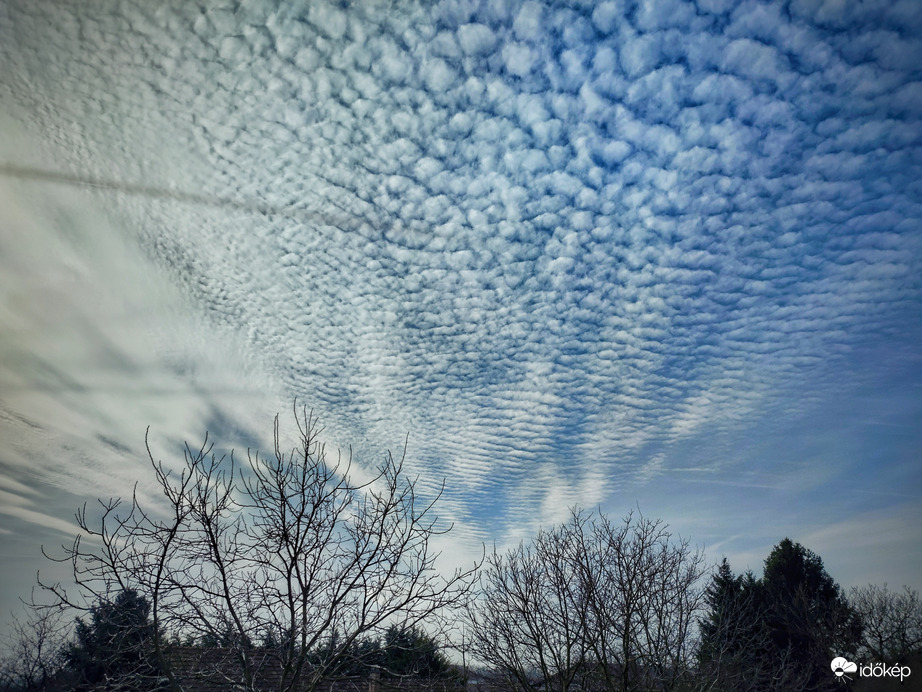 Felhővarázzsal üdvözöl minket a front