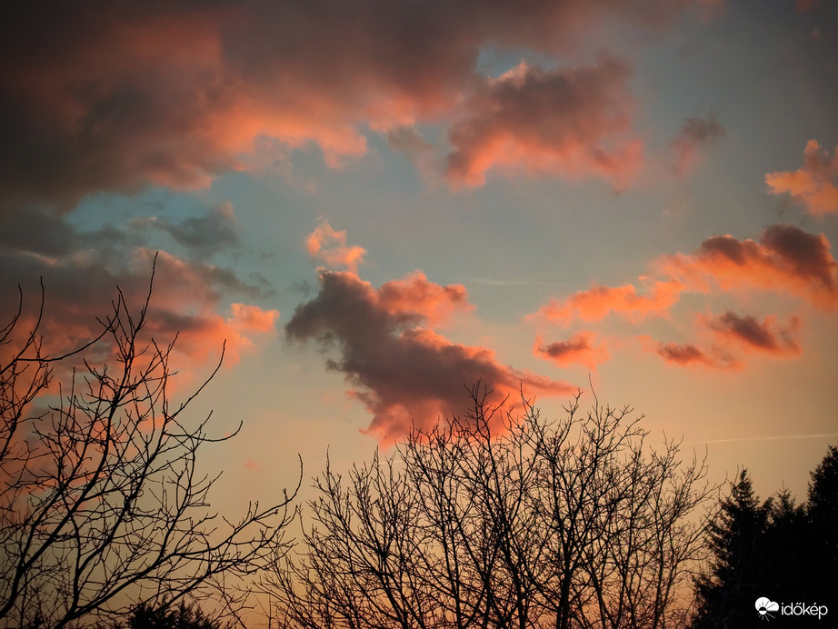 Fákon vágtató naplementi paripa