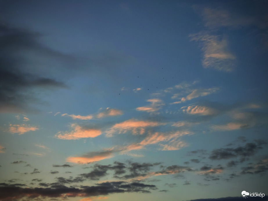 Naplementi hullámos felhővarázs madarakkal