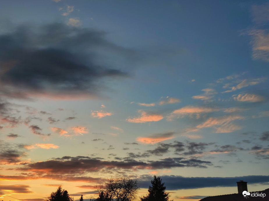 Részben felhős és színes naplemente