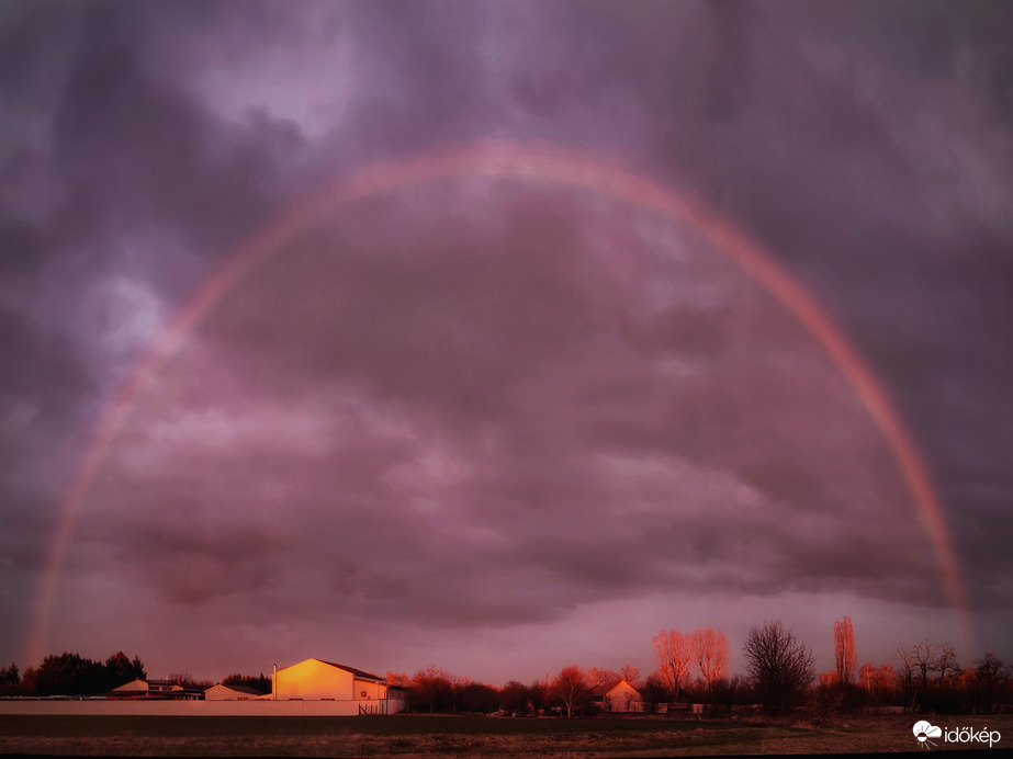 Szivárvány a naplementében panorámába foglalva